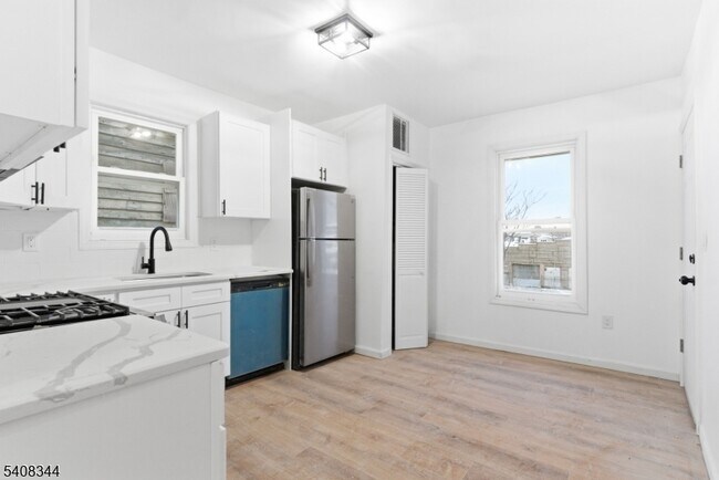 Building Photo - 528 S 13th St