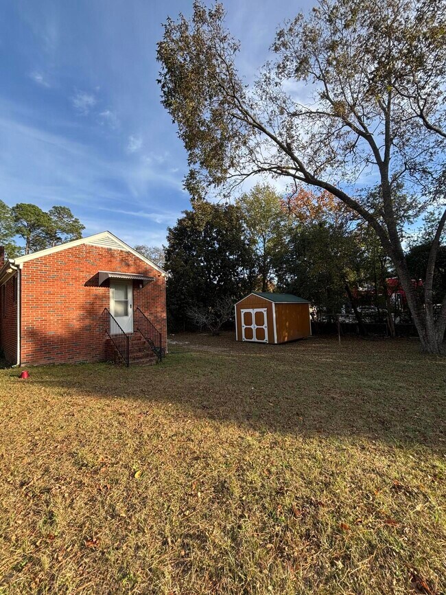 Building Photo - 919 Seminole Ave