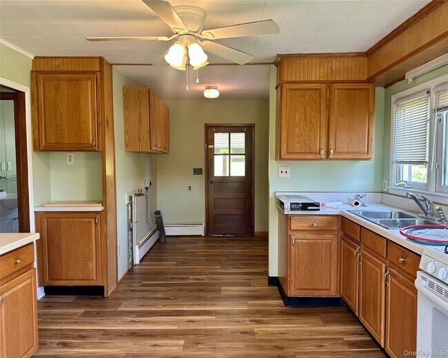 Building Photo - 111 Round Hill Rd