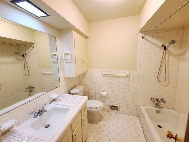Building Photo - 2 Bed, 2 Bath Duplex near White Rock Lake!
