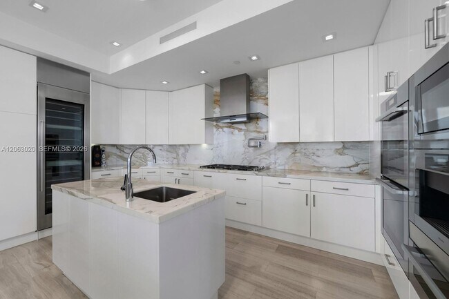 Building Photo - 17749 Collins Ave
