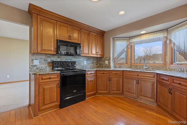 Building Photo - 37701 Fleetwood Dr