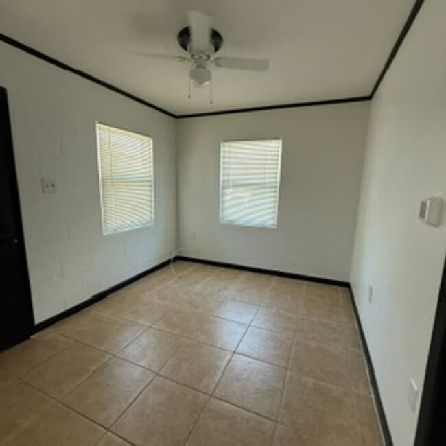 Building Photo - 1 Bedroom, 1 Bath Cottage