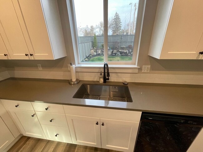 Building Photo - Spacious 3-bedroom and 2nd living room 2 1/2-full bath with New carpet, pad and LVT flooring