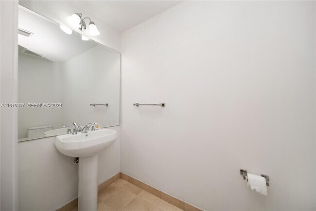 Building Photo - 1060 Brickell Ave