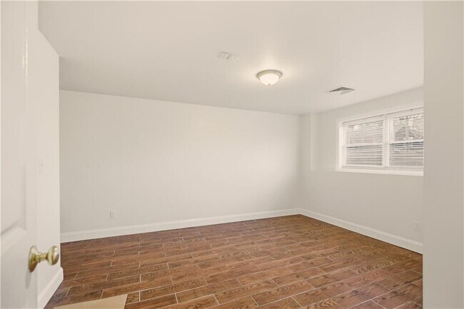 Building Photo - 37 Thayer St