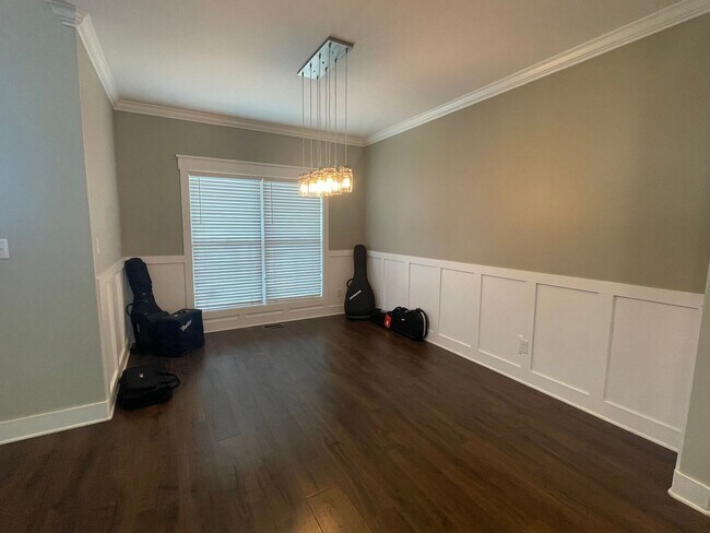 Building Photo - 5 Bedroom 3 1/2 Bath Home For Rent!