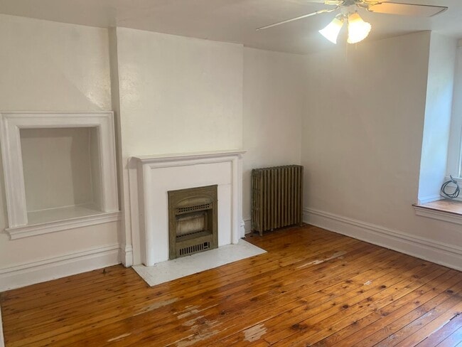 Building Photo - Spacious Two Story duplex on Walnut Street!