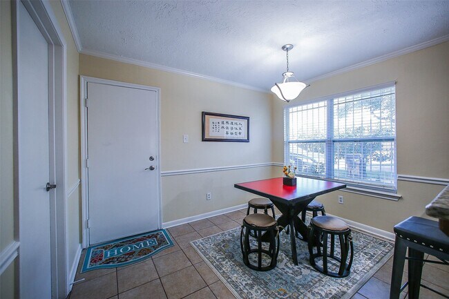 Building Photo - 9511 Sharpcrest St