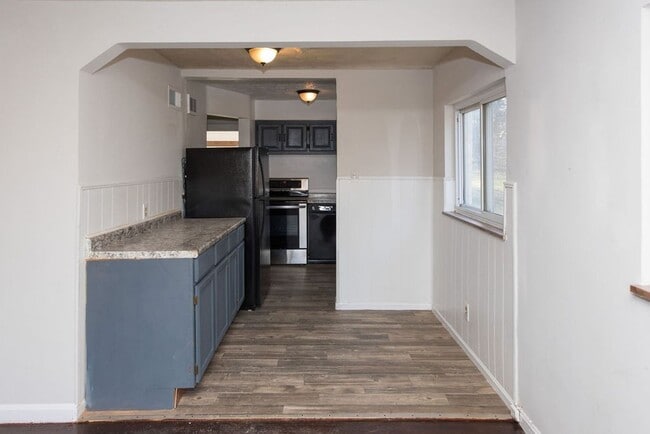 Building Photo - PRICE HILL-NICE 3 BEDROOM 1 BATH RANCH with