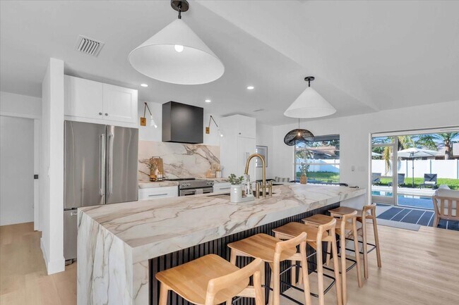 Building Photo - 5BR New Pool 10 min from Beach Fully Furnished