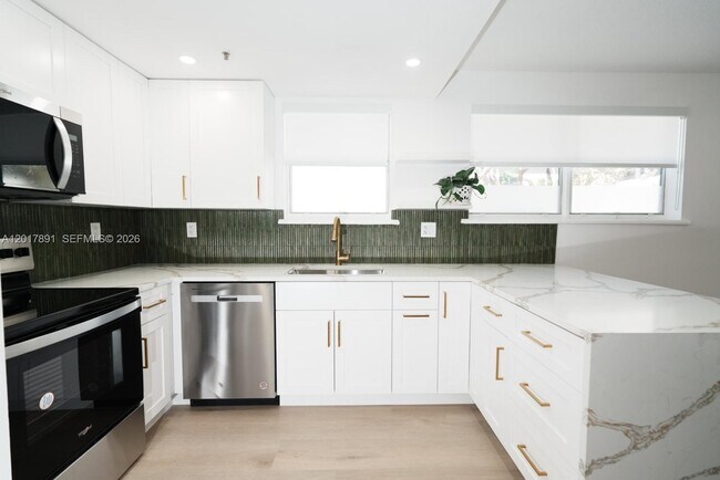 Building Photo - 3052 SW 27th Ave
