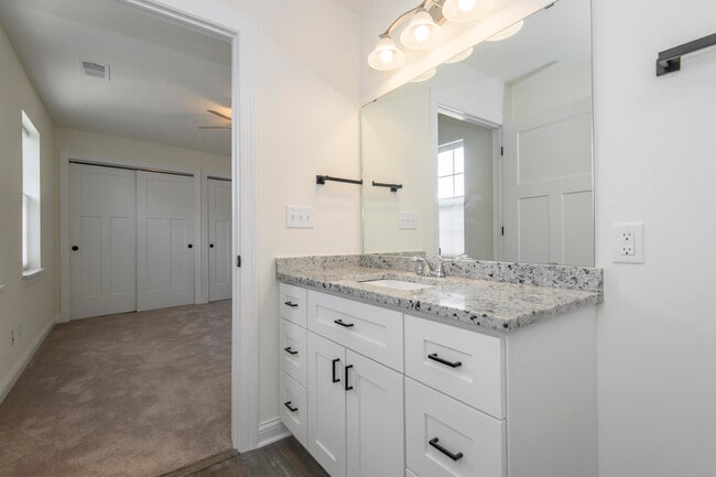 Building Photo - 205 Fox St