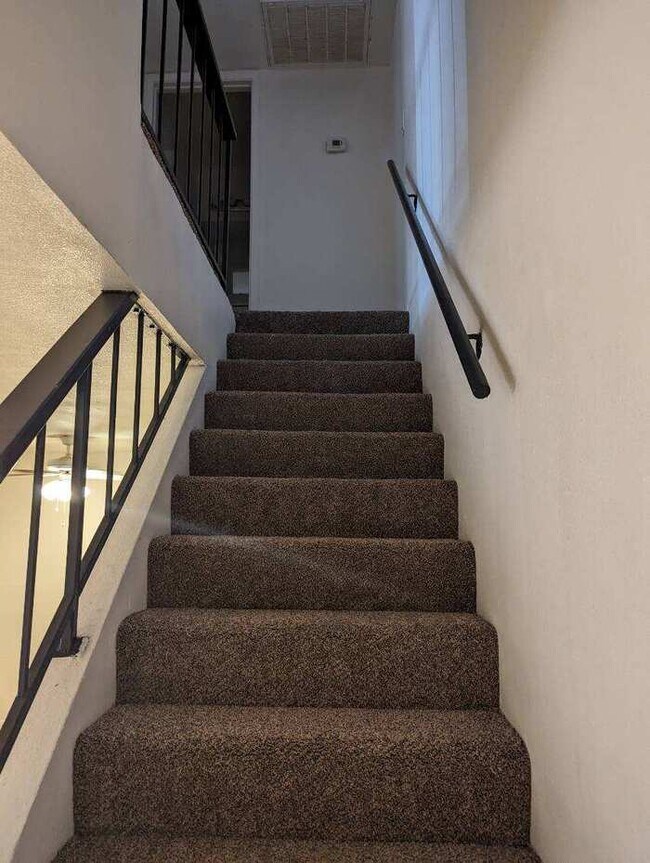 Building Photo - MOVE IN READY!!! TOWNHOME!! 2 BEDROOMS 2.5...