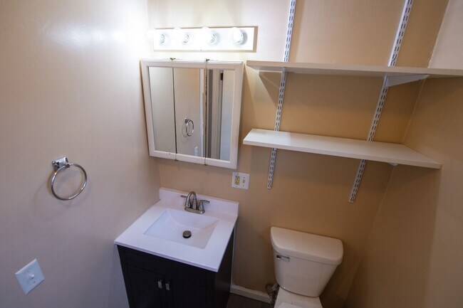 Building Photo - Lovely 3 Bed / 2 Bath in Private Setting--AVAILABLE NOW!!!