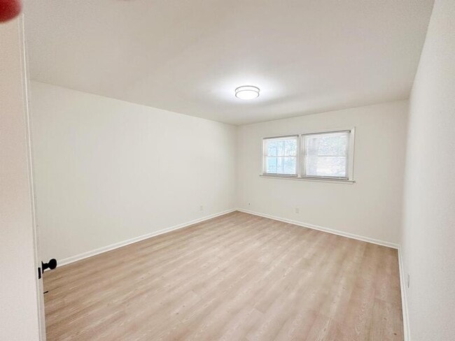 Building Photo - 815 Dana Pl