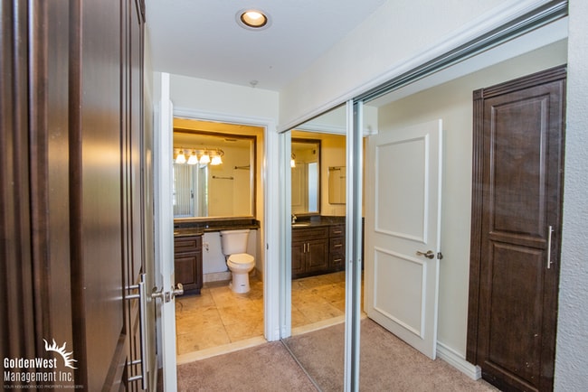 Building Photo - Elegant 1Bdm 1Ba Condo in Guard-Gated Las Vegas Community.