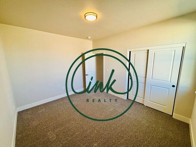 Building Photo - Beautiful NEWLY built Townhouse