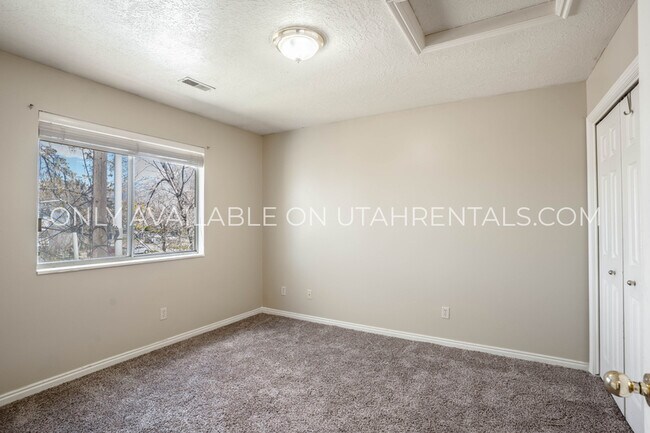Building Photo - 166 N 400 W St