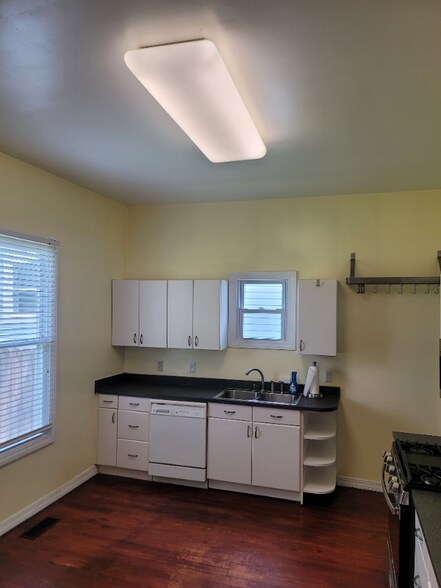 Building Photo - 2201 Ekin Ave