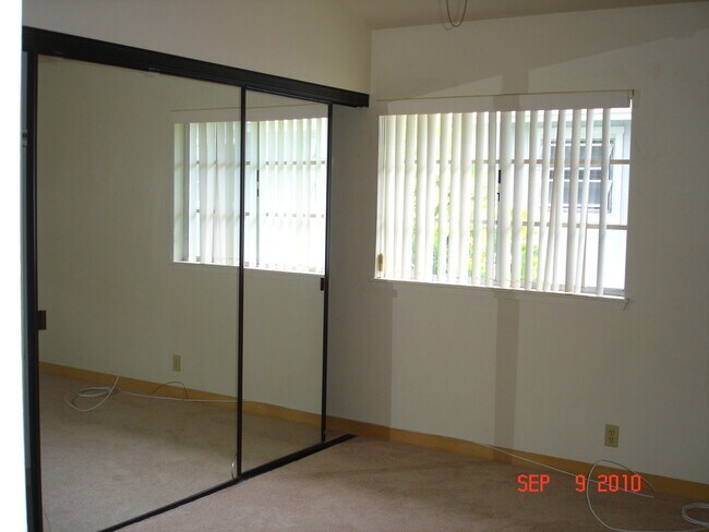 Building Photo - $3,000 / 2-BR / 2-BATH Townhouse with 1 pa...