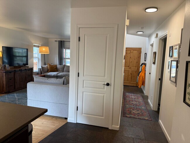 Building Photo - Beautiful 3 Bed/2.5 Bath Home in West Bend - Albany Ave