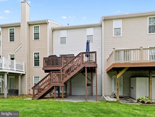 Building Photo - 8 Pinehurst Ct