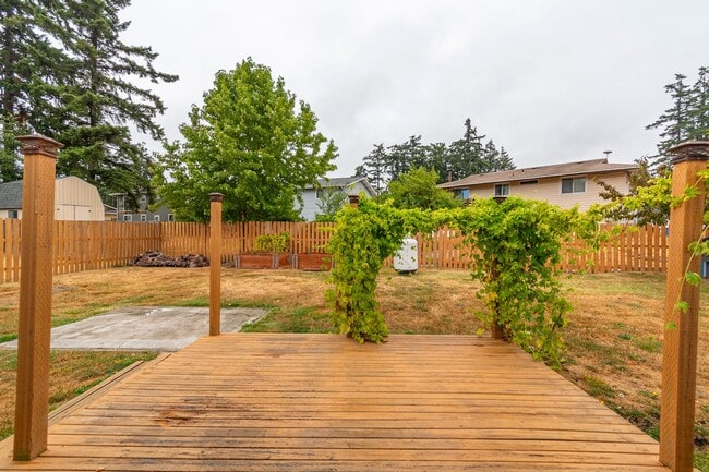 Building Photo - Welcome to this 3 Bed 2 Bath Home Close To Town