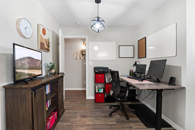 Building Photo - 2037 Shreya St