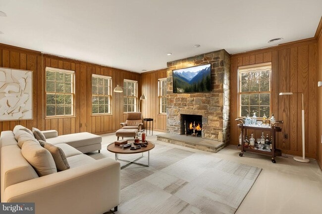 Building Photo - 221 Chain Bridge Rd