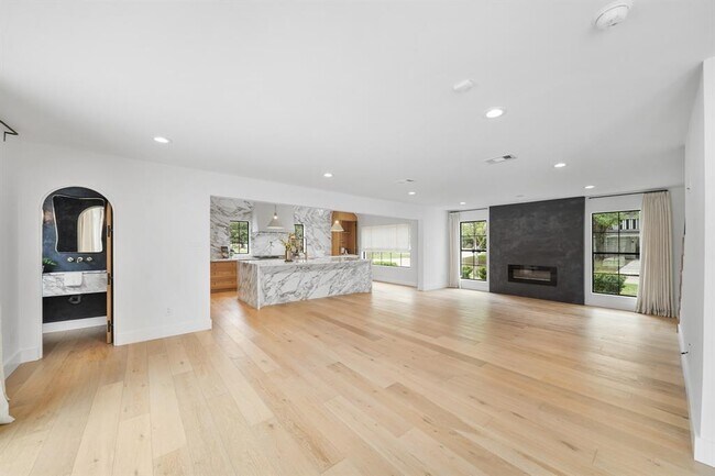 Building Photo - 819 Silvergate Dr