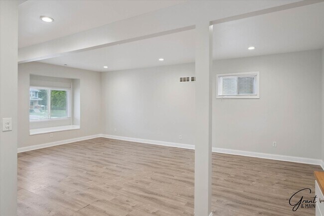 Building Photo - $1625 Fully remodeled, spacious 4 bedroom ...