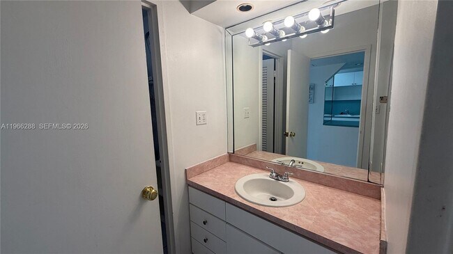 Building Photo - 100 Lincoln Rd