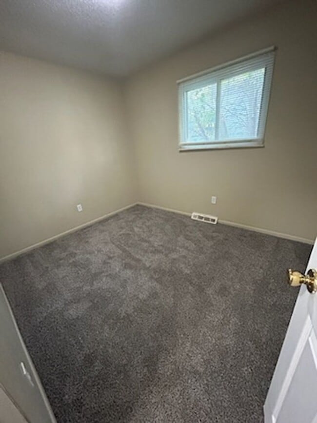 Building Photo - Three bed, one bath