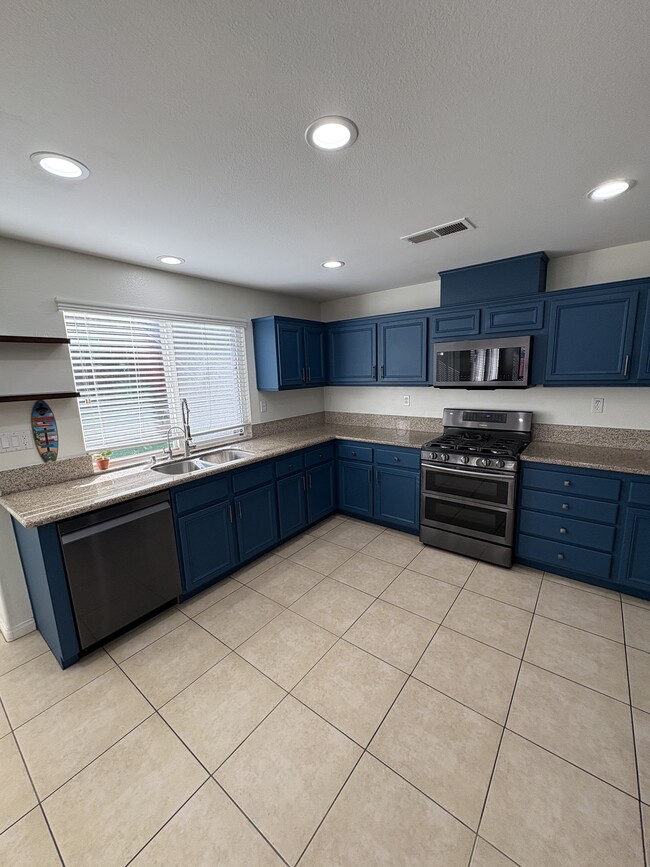 Building Photo - 871 Via La Venta