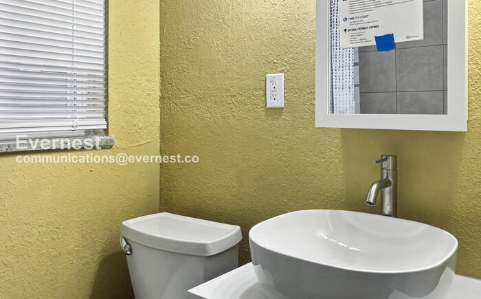 Building Photo - 1006 E 15th Ave