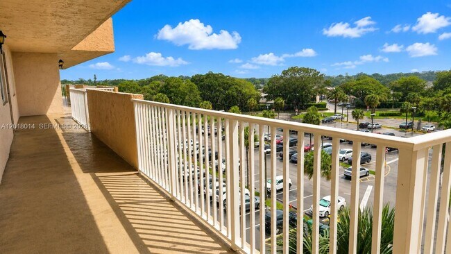 Building Photo - 250 Jacaranda Dr