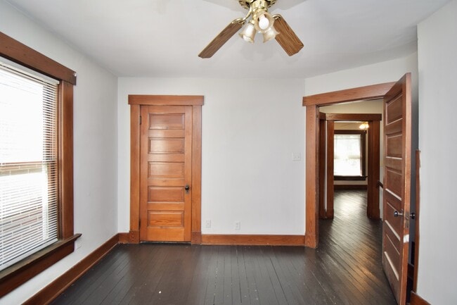 Building Photo - 23 E Parkwood Dr