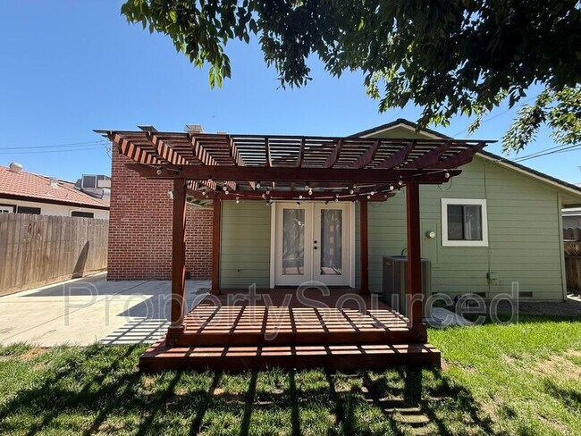 Building Photo - 1251 Middlefield Ave