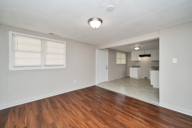 Building Photo - ? Adorable Bungalow Home in Highly Desirab...