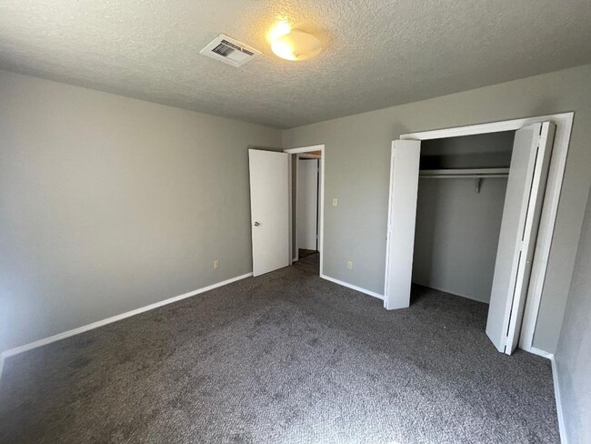 Building Photo - 2 Bed 1 Bath Duplex Available NOW!!!