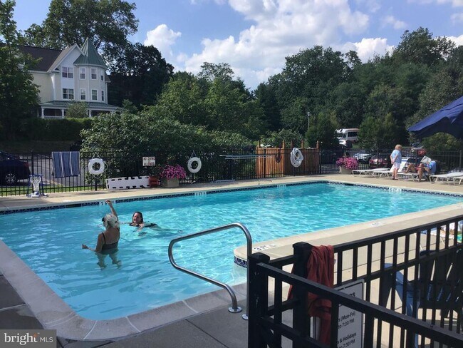 Building Photo - 104 Woodside Rd