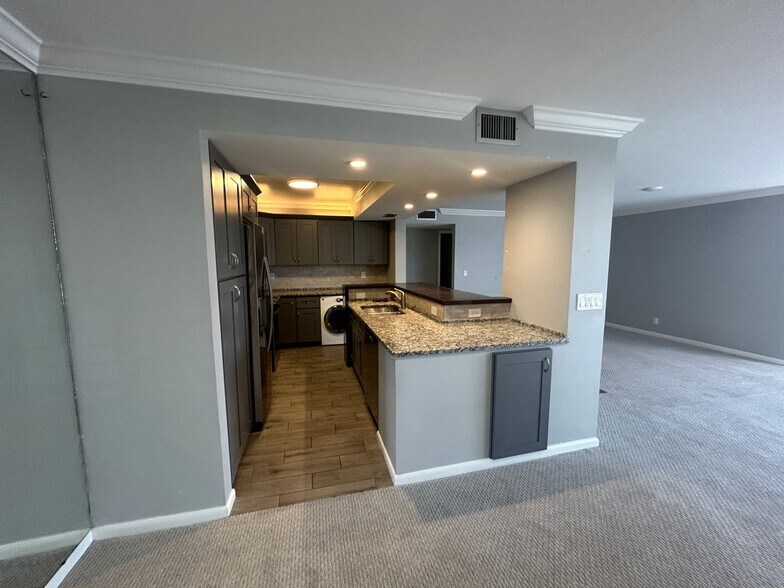 Building Photo - Stunning 2/2 condo