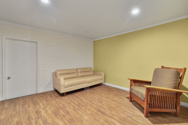 Building Photo - Quiet Desert Home