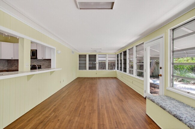 Building Photo - 817 N Palmway
