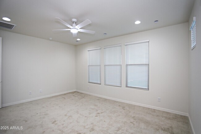 Building Photo - 879 W Finch Dr