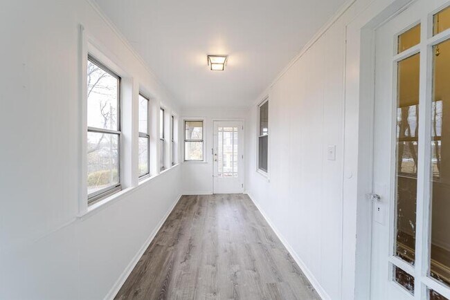 Building Photo - 11 Mann Ave