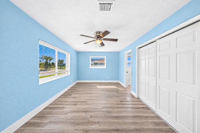Building Photo - 115 Country Club Dr