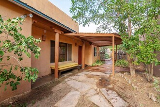 Building Photo - Cute Single Family Home Available now!