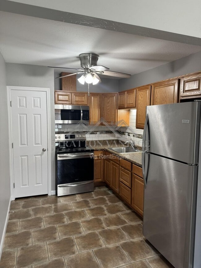 Building Photo - 448 N Lesueur